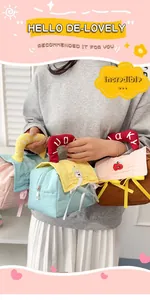 Detailaufnahme von gesteppten Kulturtaschen mit Cartoon-Patches und Lucky-Griffen