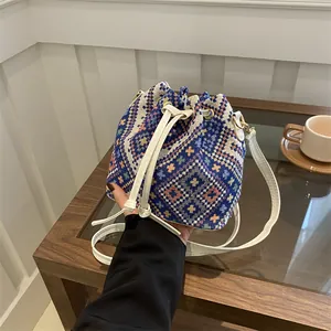 Ethnic υφαντή τσάντα bucket με πολύχρωμα σχέδια και λευκό δερμάτινο λουράκι με κορδόνι