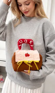 Detail der süßen rosa-braunen Kosmetiktasche mit Lucky-Griffen und Apfel-Stickerei