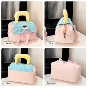 Detailansicht der gesteppten Patchwork-Tasche mit rosa Schleife und Katzenstickerei