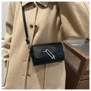 Detailaufnahme der schwarzen Mini-Square-Bag mit einzigartiger silberner Büroklammer-Schnalle
