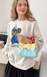 Detailansicht der gesteppten Kosmetiktasche mit blauem Korpus und gelber Klappe