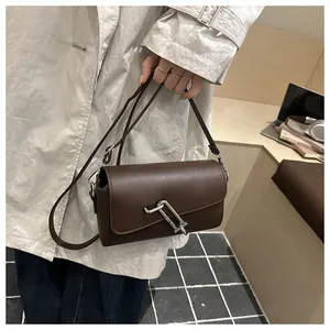 Detailansicht der dunkelbraunen Kunstledertasche mit silberner Schnalle am Schreibtisch