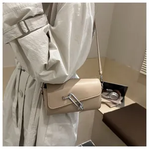 Detailansicht der apricotfarbenen Baguette-Tasche mit silbernem Sicherheitsnadelschloss