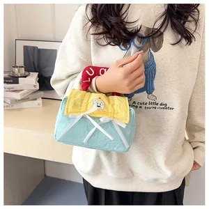 Detail der süßen Make-up-Tasche mit Wolkenstruktur, blauem Boden und Hunde-Stickerei