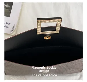 Détail de la pochette en PU taupe avec texture ondulée et fermoir magnétique en métal