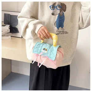 Detail der gesteppten Kosmetiktasche in Pink und Blau mit Schleife und Tiermuster