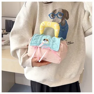 Detail der süßen Make-up-Tasche mit rosa Schleife und lucky bedrucktem Tragegriff