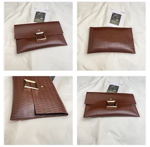 Vues détaillées de la pochette enveloppe marron avec boucle dorée et texture gaufrée
