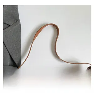 Vue détaillée de la fine bandoulière en cuir marron d'un grand sac fourre-tout vintage