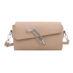 Modische beige kleine quadratische Handtasche mit asymmetrischer Klappe und Silberschloss