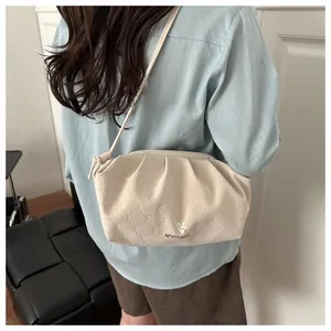 Detail of the heart quilted pattern and NIYOUDU logo on this stylish beige cloud bag