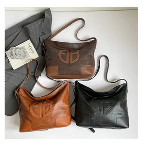 Détails de la texture et du logo embossé sur des sacs cabas en cuir vintage