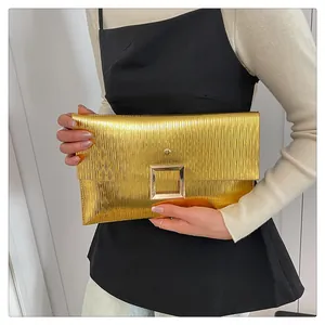 Pochette dorée avec texture plissée métallique et boucle carrée portée par mannequin