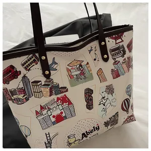 Detalle del bolso Abely Hong Kong con estampado de dibujos y asas de cuero fino