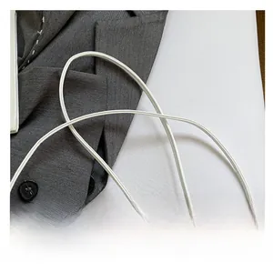 Gros plan d'une bandoulière blanche élégante sur un blazer sombre pour voir les détails