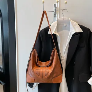 Grand sac cabas marron en cuir avec ornement géométrique et blazer noir élégant