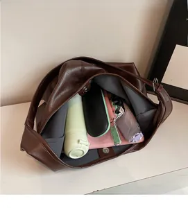 Vista interna della borsa hobo capiente con spazio per ombrelli e tablet digitali