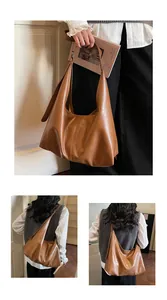 Dettaglio macro della pelle color caramello della borsa hobo con ampia tracolla