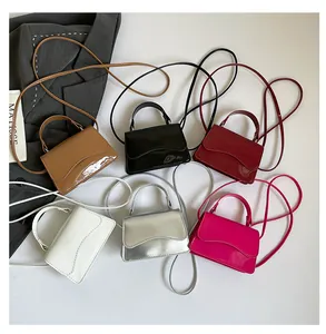 Détail de mini sacs à main en cuir verni brillant en six couleurs avec rabat à vagues