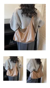 Dettaglio della borsa hobo in pelle PU marrone con trama litchi e tracolla larga regolabile