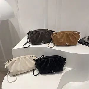 Cloud-shaped pleated crossbody bag in four colors with hexagonal quilted pattern