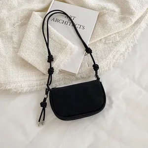 Minimalistische schwarze Wildleder-Mondtasche mit dekorativ geknotetem Schulterriemen