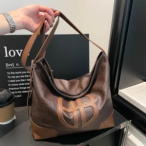 Sac cabas vintage en cuir marron avec lettre découpée et grande capacité pour le quotidien
