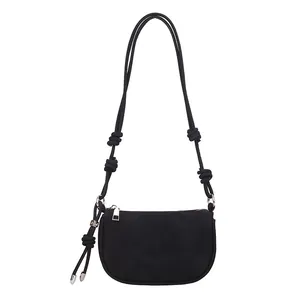 Minimalistische schwarze Mini-Achseltasche aus Wildlederimitat mit Baumwollseil-Gurt