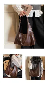 Dettagli della borsa hobo grande marrone scuro in ecopelle con texture morbida