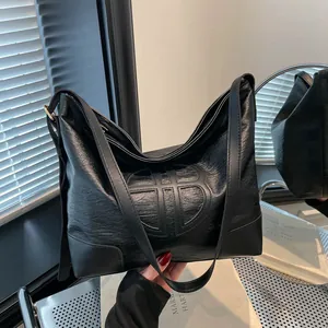 Sac fourre-tout noir vintage avec texture litchi et détails en métal doré