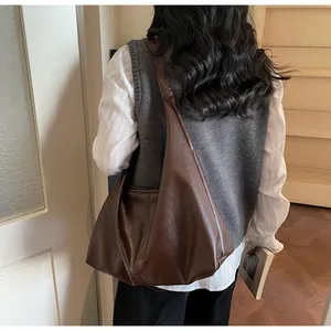 Borsa hobo vintage in finta pelle marrone con tracolla larga e design a grande capacità
