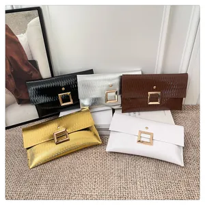 Détail de pochettes enveloppes en cinq couleurs avec texture ondulée et boucle dorée carrée