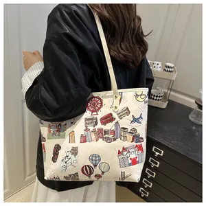 Detalle del bolso tote de lona blanca con estampados de viaje coloridos y correas largas