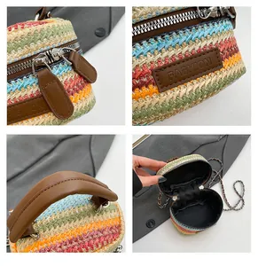 Detailansicht der farbenfrohen Strohbeuteltasche mit Ledergriffen und Doppelreißverschluss