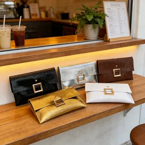 Pochettes enveloppe chics avec boucle en métal, cuir texturé noir, argent et doré