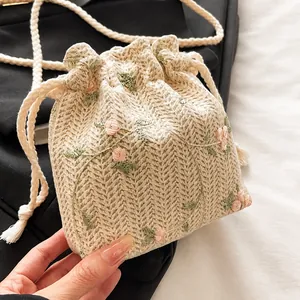 Detail der Blumenstickerei auf einer gewebten Beuteltasche mit Baumwollkordelzug