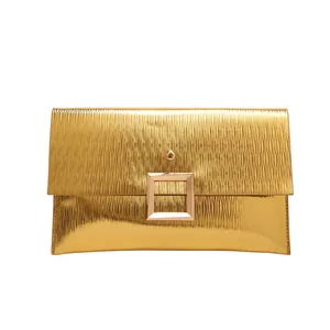 Pochette enveloppe dorée élégante avec motif ondulé pour soirées et mariages