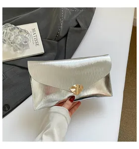 Pochette enveloppe argentée avec texture ondulations d'eau et boucle en métal doré
