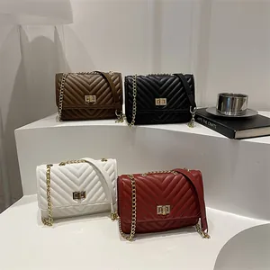 Sac bandoulière matelassé minimaliste avec chaîne dorée et fermoir en quatre couleurs