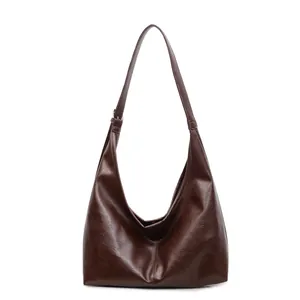 Grande borsa hobo marrone scuro in pelle cerata lucida con tracolla larga e stile casual