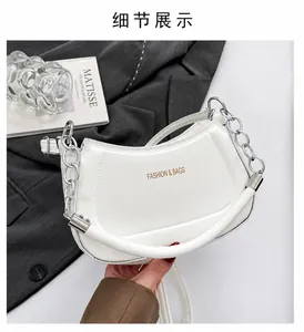 Detail der weißen Halbmond-Schultertasche mit Silberkette und Fashion & Bags Text