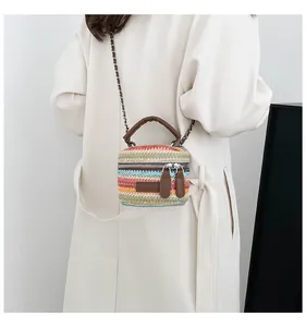 Detail der farbenfrohen gewebten Vanity-Bag mit Doppelreißverschluss und Ledergriff