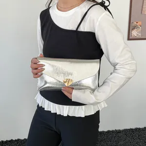 Pochette enveloppe argentée chic avec texture verticale et boucle en métal doré pour femme