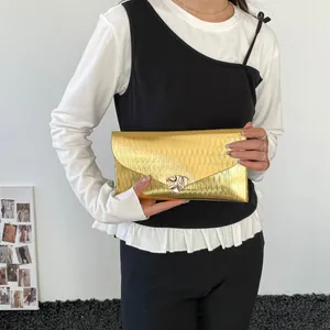 Pochette enveloppe dorée élégante avec texture ondulée et fermoir métallique en pétale