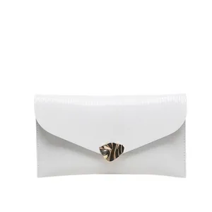 Pochette enveloppe blanche élégante avec fermoir doré ondulé et finition texturée