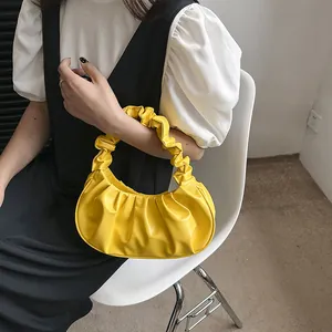 Detalle del bolso nube amarillo brillante mostrando la textura fruncida del cuero PU y pliegues