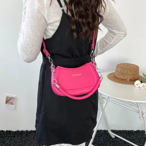 Schicke pinke Hobo-Schultertasche mit silberner Kette und modischem Schriftzug