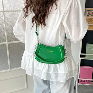 Modische hellgrüne Halbmond-Tasche mit Metallkette und Ledergriff für Damen