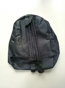 Achteraanzicht van de zwarte nylon rugzak met verstelbare banden en zijvakken